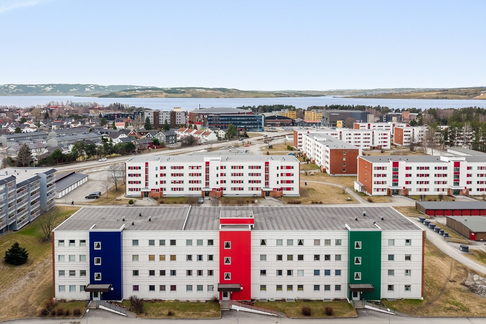 Leiligheten ligger i Nordenga borettslag på Hamar vest med kort vei til både butikker, bussforbindelse og fine turområder. Galleribilde