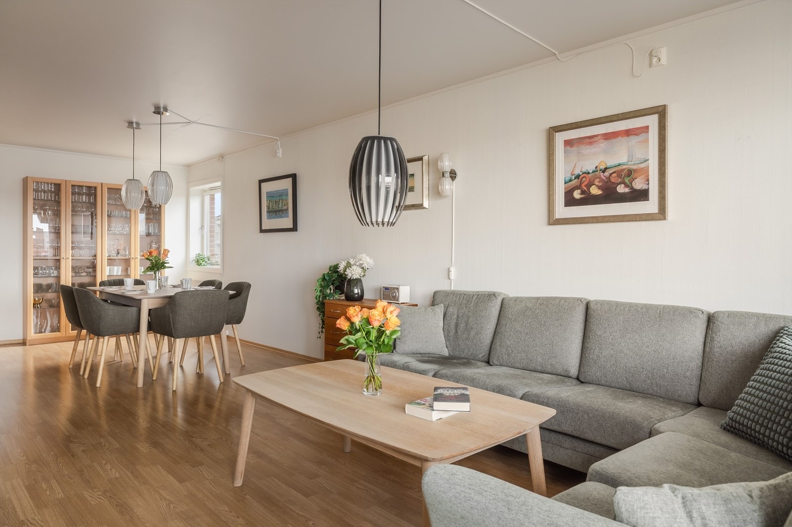 Leiligheten har en lys og innbydende stue med god plass til både sofagruppe og spisestue. Galleribilde