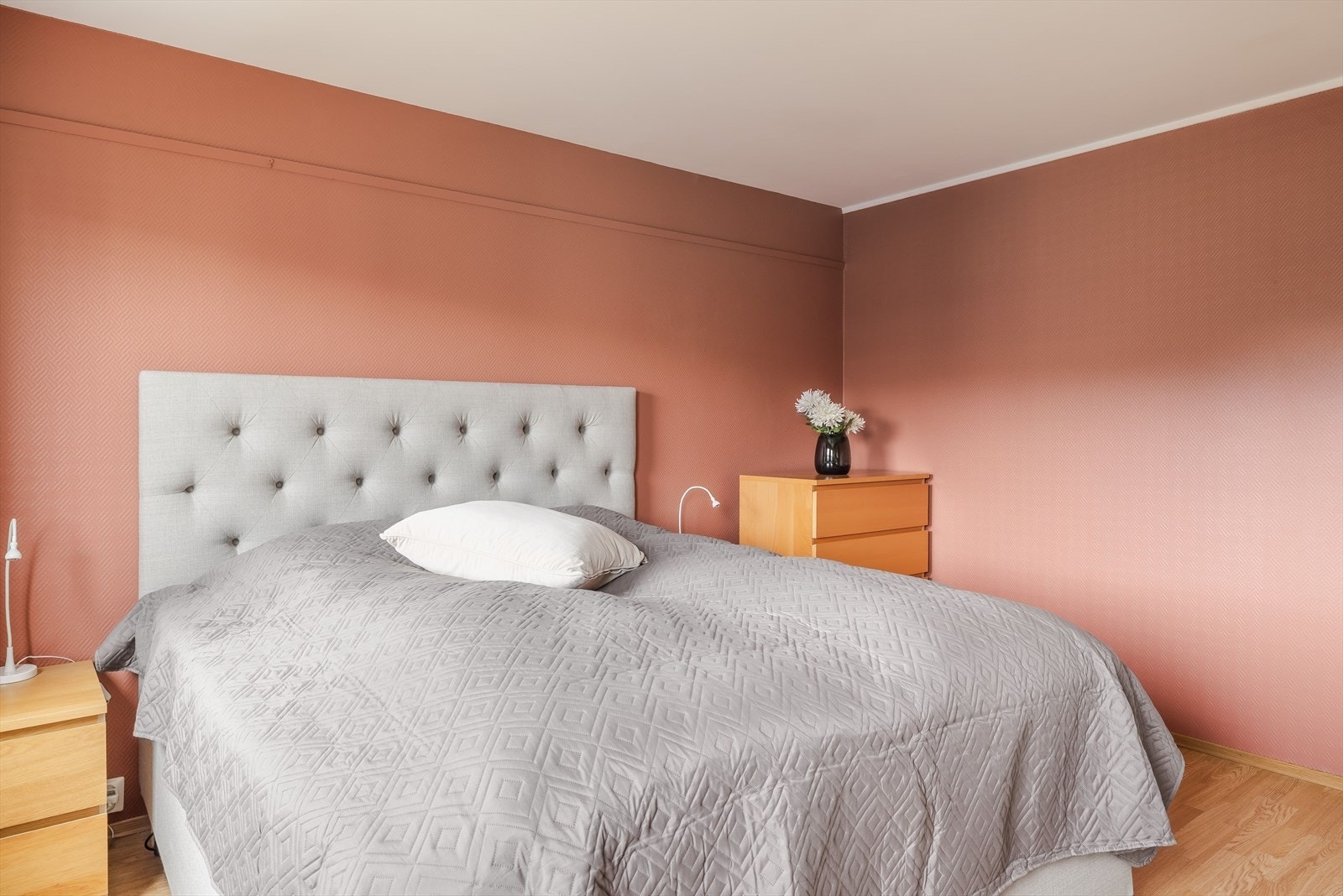 Soverommene har laminat på gulvet og malt strietapet på veggene. Galleribilde