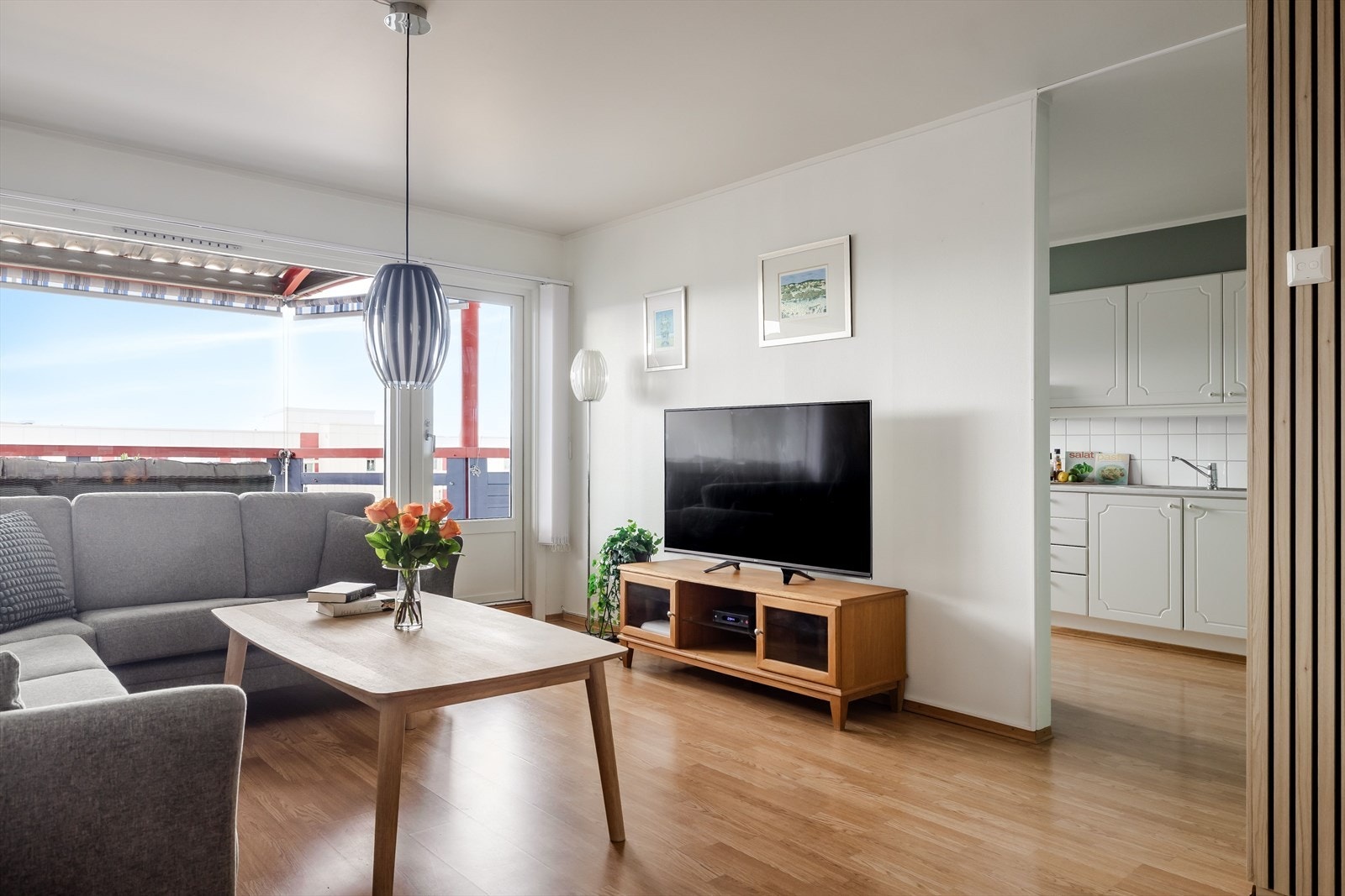 Leiligheten varmes hovedsakelig opp med fjernvarme til radiatorer som er plasser i stue, kjøkken og på begge soverom. Galleribilde