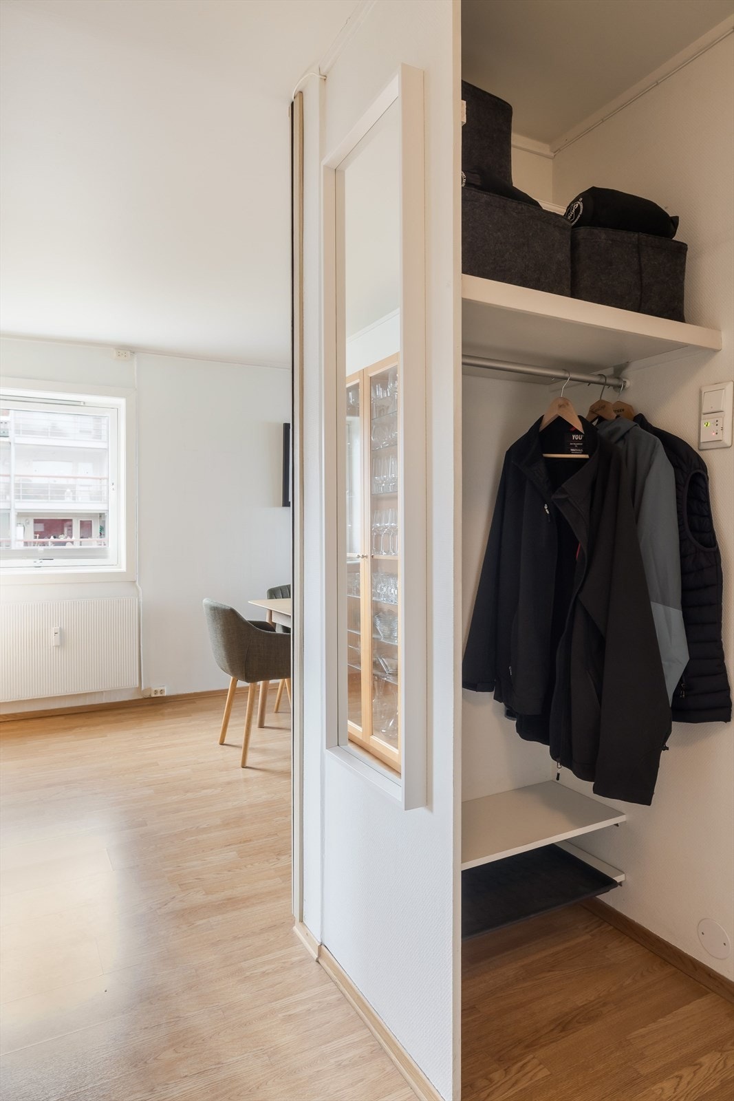 Praktisk garderobenisje i entréen. Galleribilde