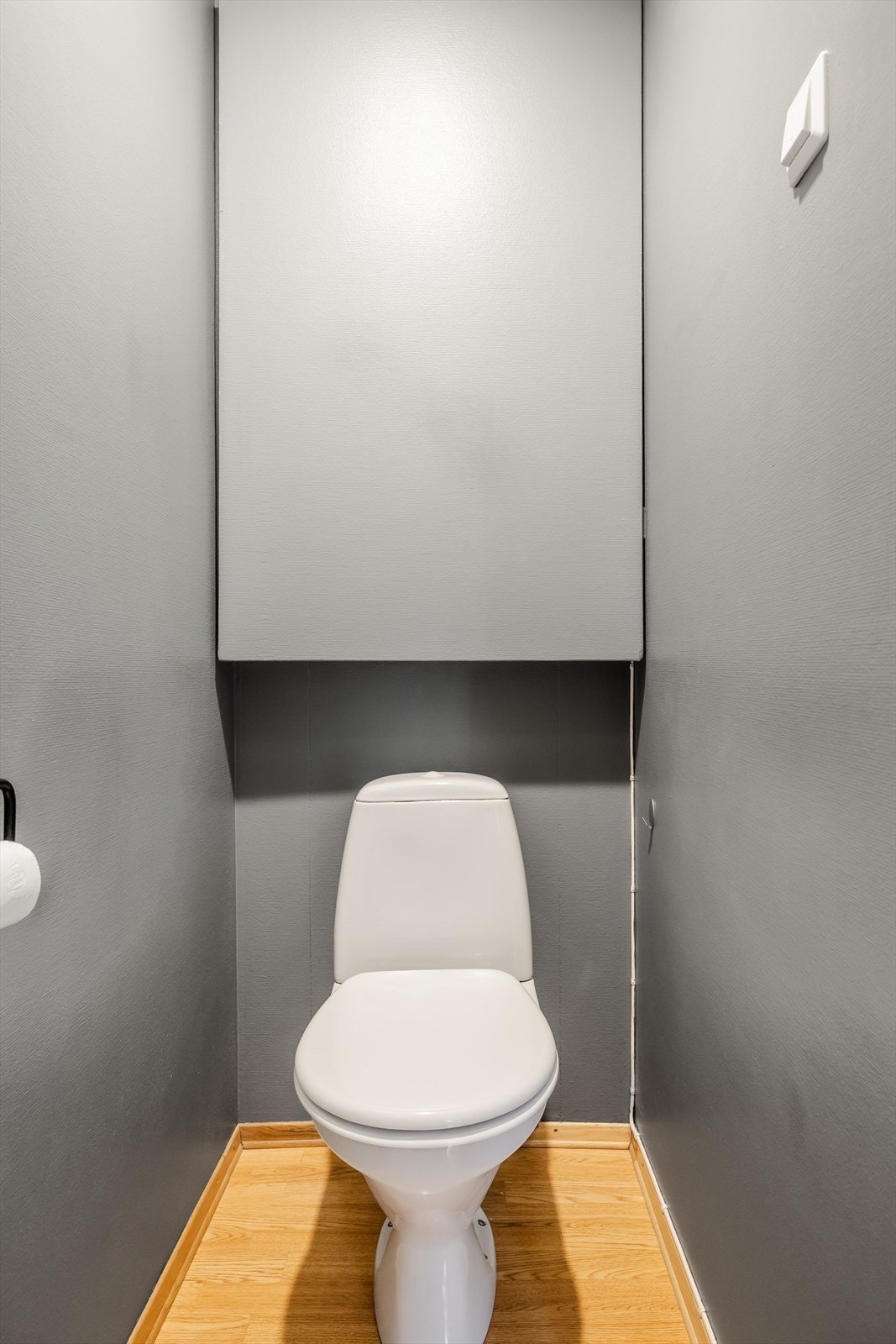 Vegg i vegg med badet er det separat toalettrom med gulvmontert toalett. Varmvannsberederen er plassert bak toalettet. Galleribilde