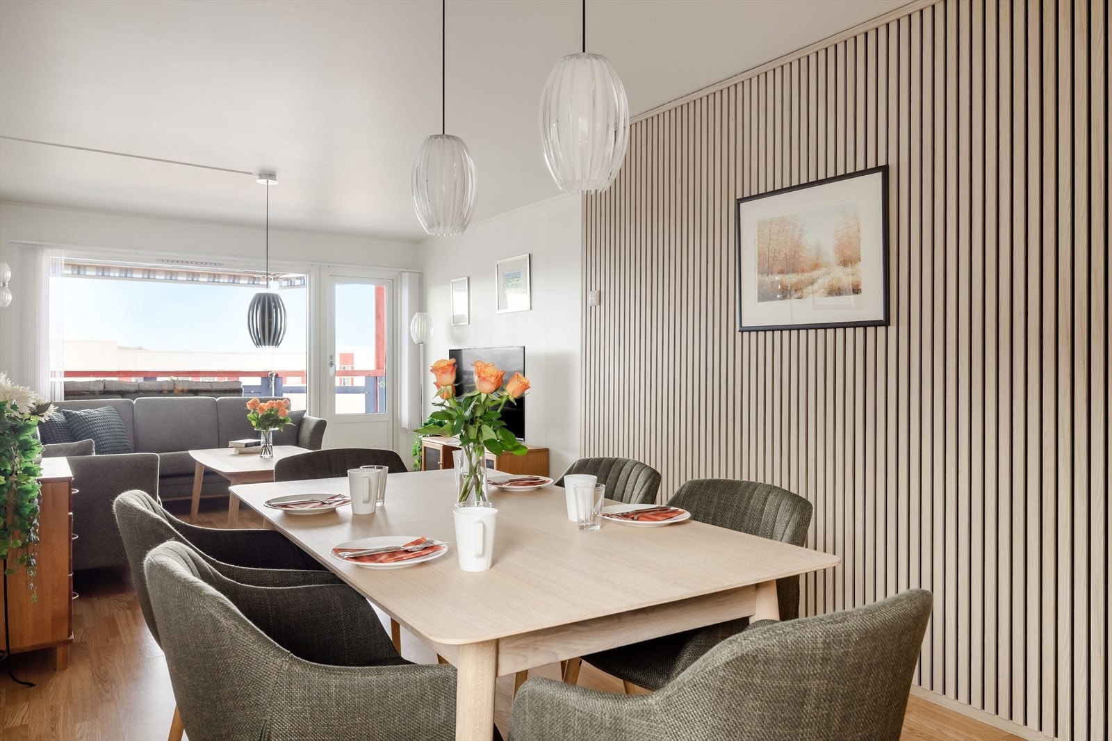 En stilig spilevegg er montert, noe som gir en lun og moderne stemning til rommet. Galleribilde