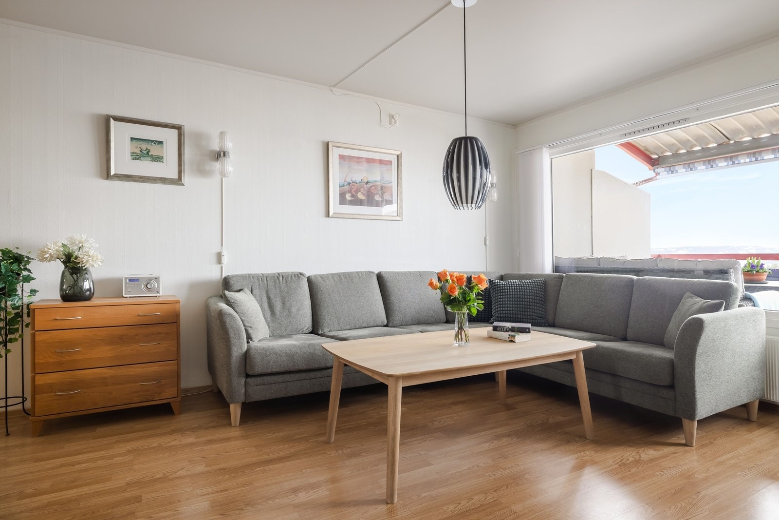 Stort vindu ut mot balkongen gjør at rommet får godt med lysinnslipp fra flere kanter. Galleribilde