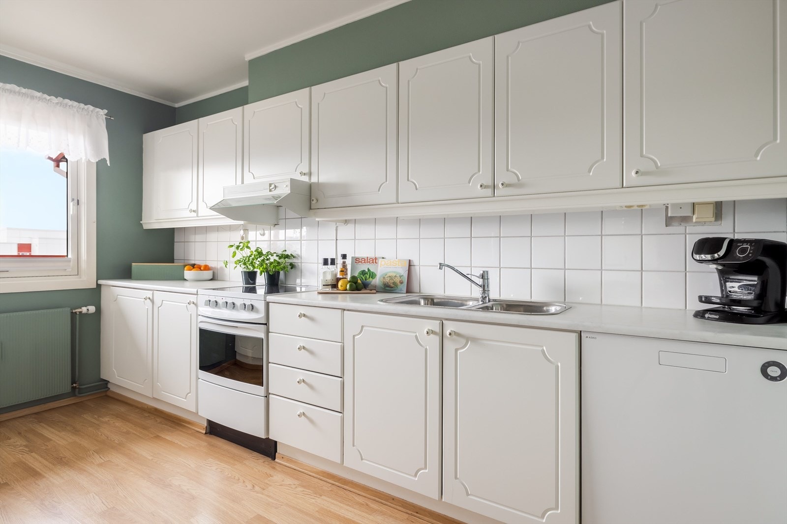 Kjøkkenet ligger skjermet fra stua og har godt med skap- og benkeplass. Galleribilde