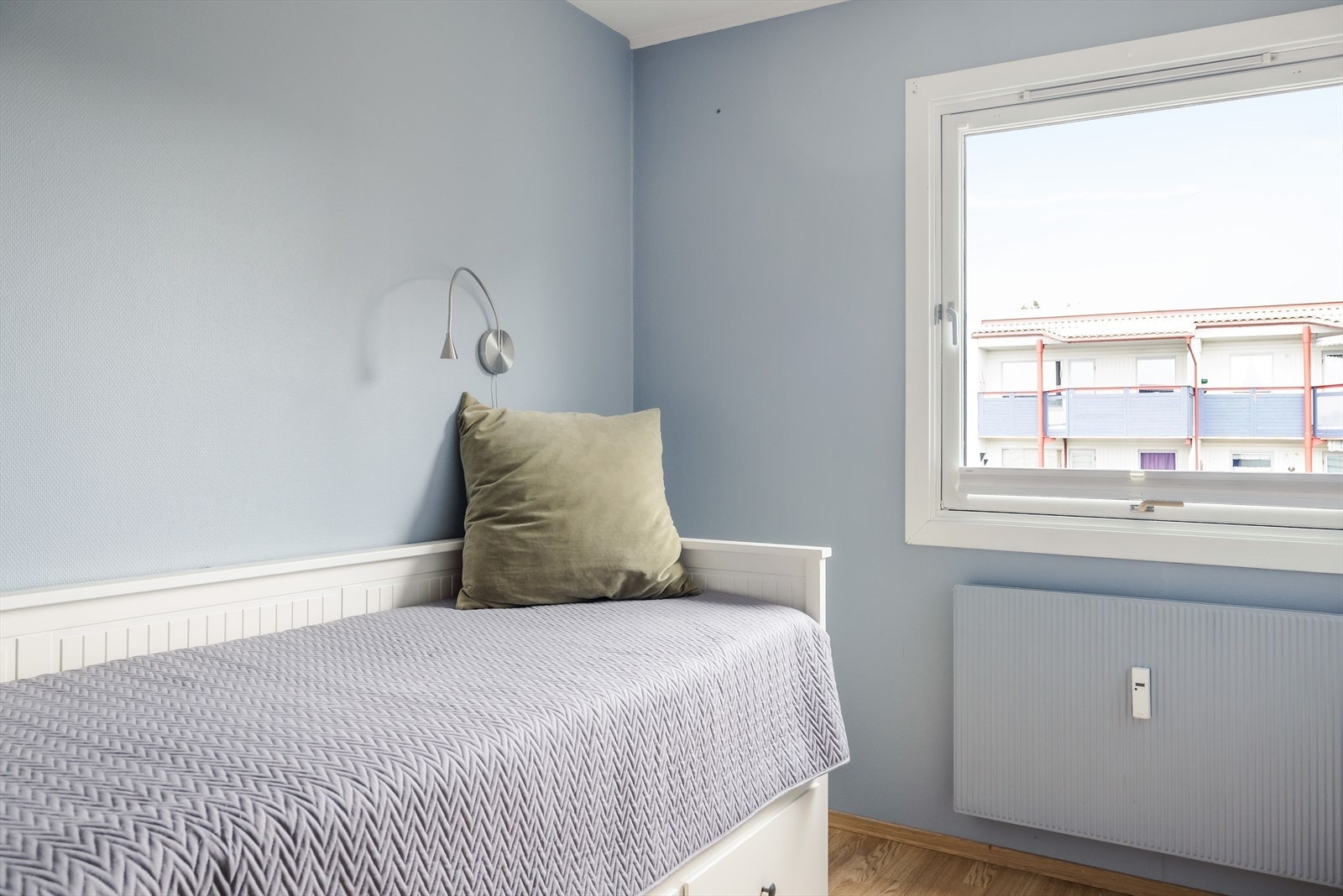 Rommet er malt i en dus og behagelig blåtone. Galleribilde