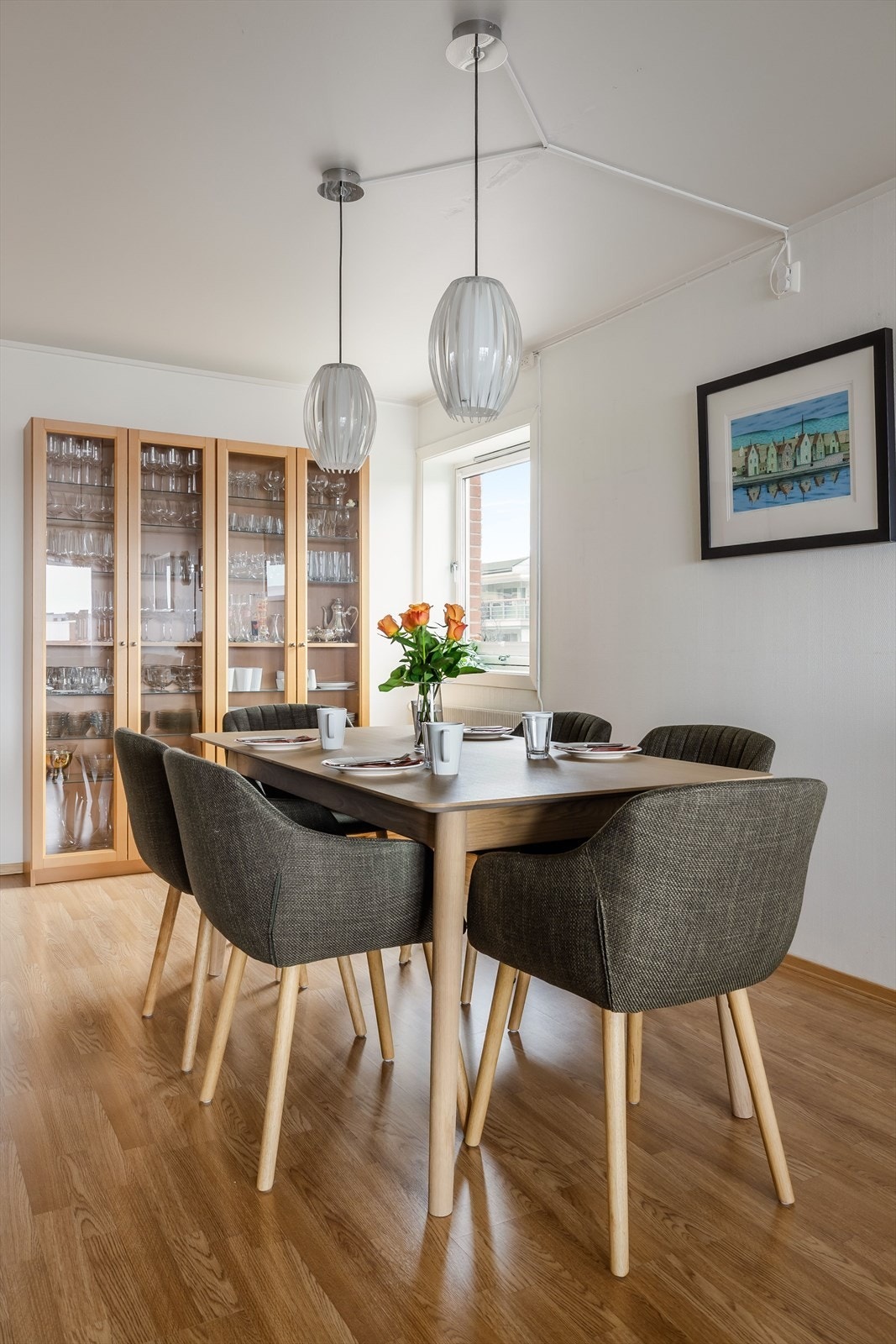 I og med at leiligheten ligger på enden får du et vindu ved spisestua som gir ekstra lysinnslipp. Dette er ikke noe alle leilighetene har. Galleribilde