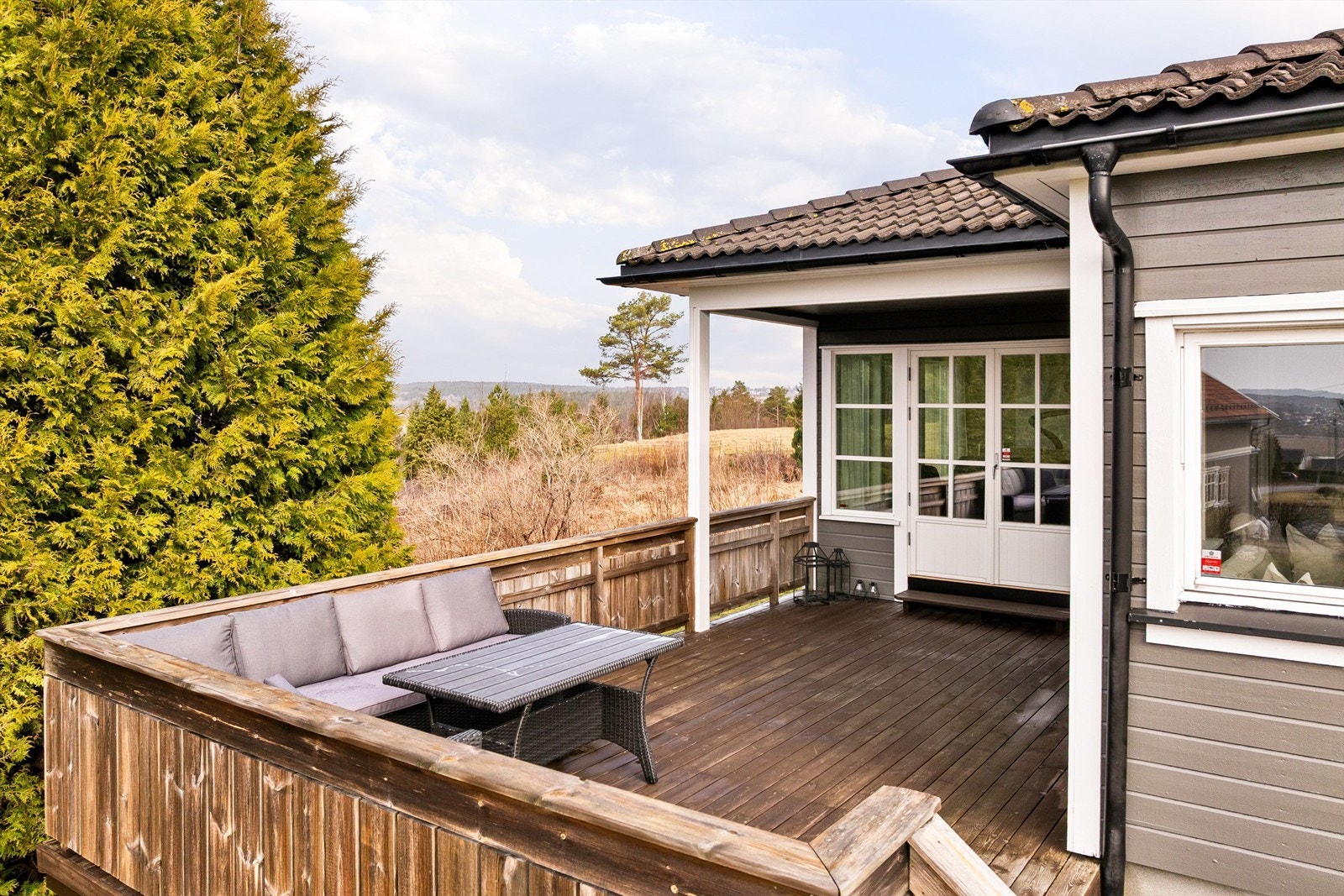 Vestvendt og usjenert terrasse med flott utsikt. Galleribilde