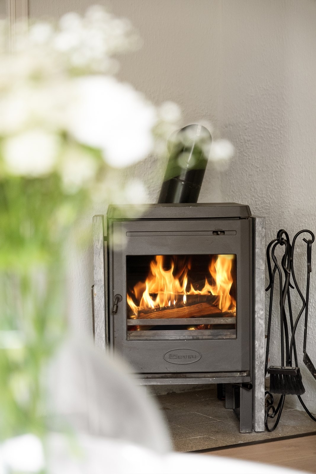 Klebersteinsovn fra Dovre - like stemningsfremmende i stuen som den er varmende. Galleribilde