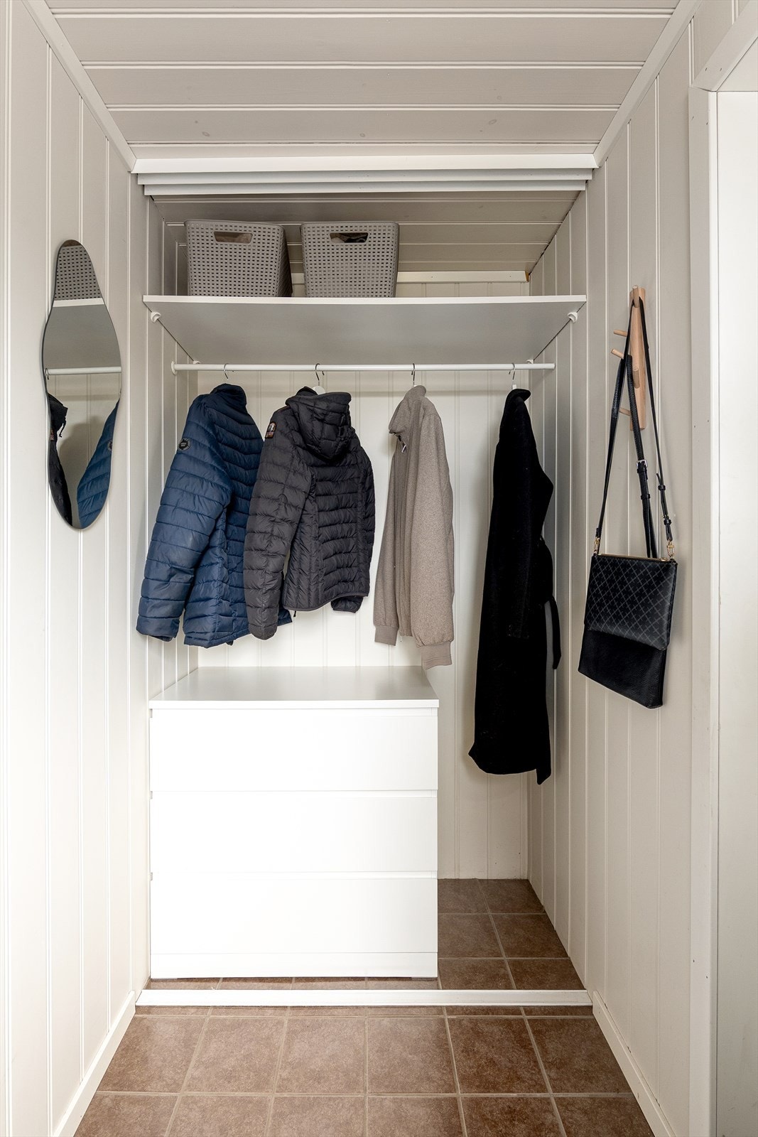 Entré med plassbygget garderobe og et robust gulv av fliser. Galleribilde