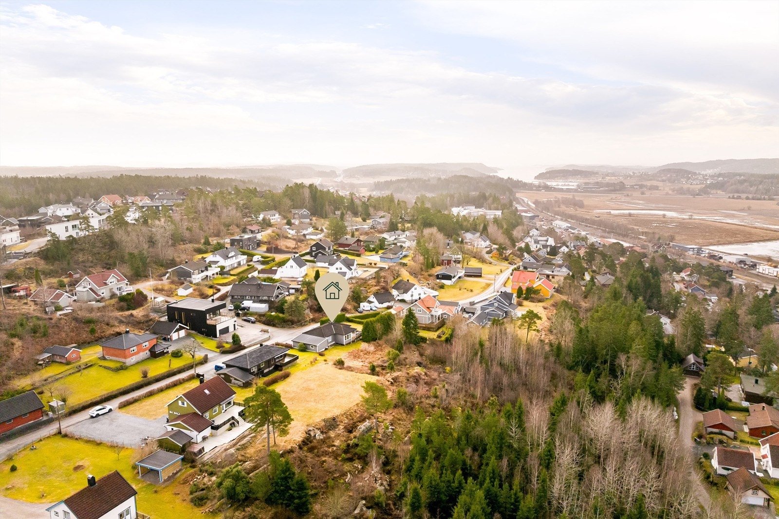 På platået nesten helt øverst i Hasliveien ligger nummer 22, med skog og mark rett utenfor døren. Fotograf; Kristoffer Kristiansen. Galleribilde