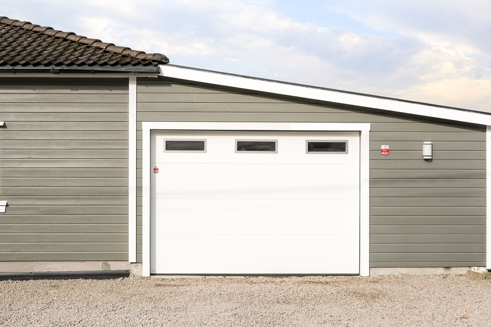 Carport ble i 2021 kledd inn og bygget om til garasje med blant annet ny leddport. Tiltaket er ikke omsøkt eller godkjent. Galleribilde