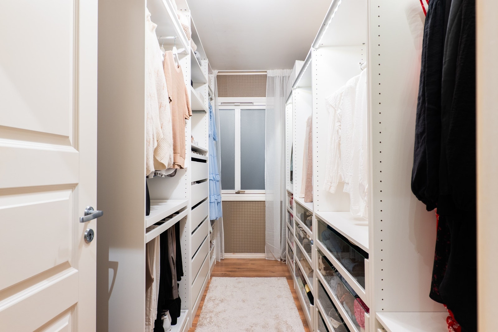 Dette rommet mellom soverommene benyttes nå som walk-in closet. Her oppbevares klær og tilbehør oversiktlig. Vinduet vender mot carport, ombygget til garasje. Galleribilde
