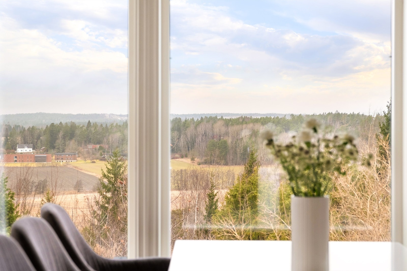Boligen ligger høyt og luftig i Skjeberg. Gled deg over flott landskapsutsikt - inne som ute. Fotograf; Kristoffer Kristiansen. Galleribilde