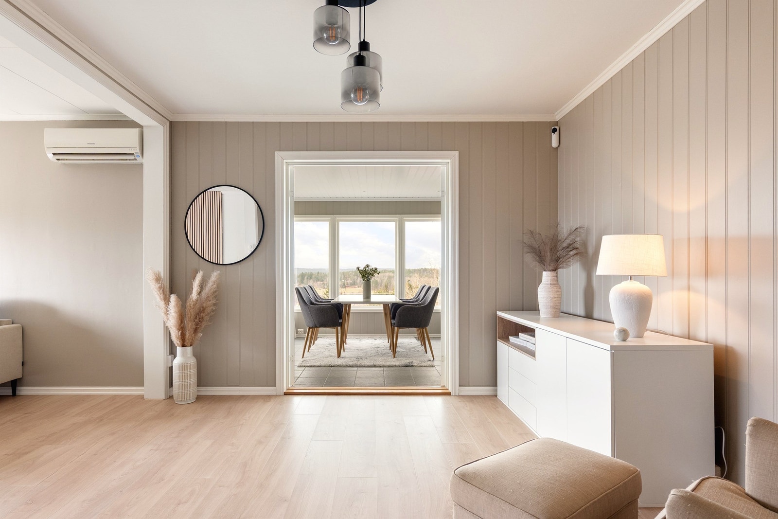 Spisebordet har sin naturlige plass i den avskjermede og koselige vinterhagen. Galleribilde