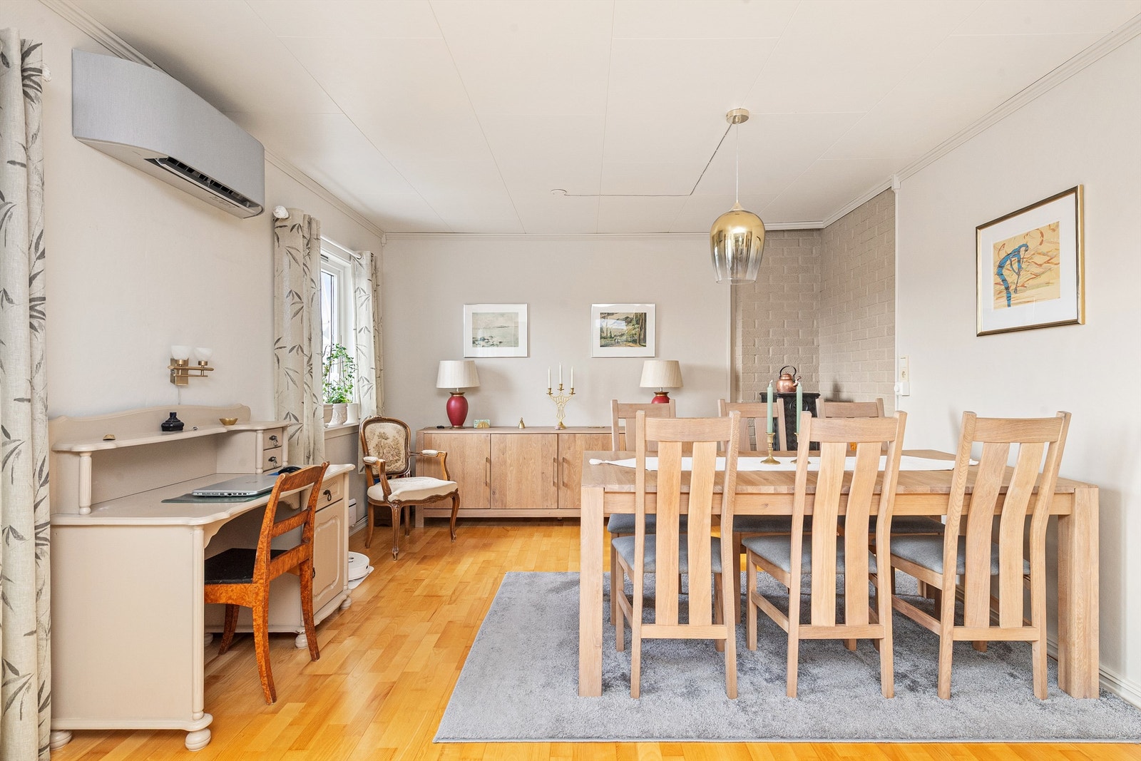 Stuen er av god størrelse, og har plass til blant annet spisebord og flere sittegrupper Galleribilde