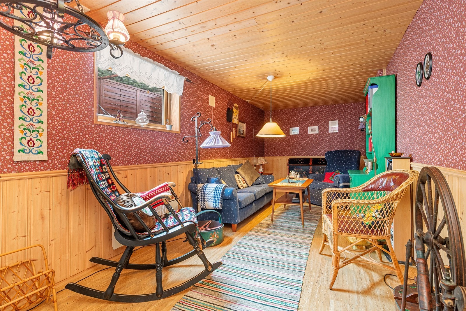 Rom i kjeller brukt som kjellerstue Galleribilde