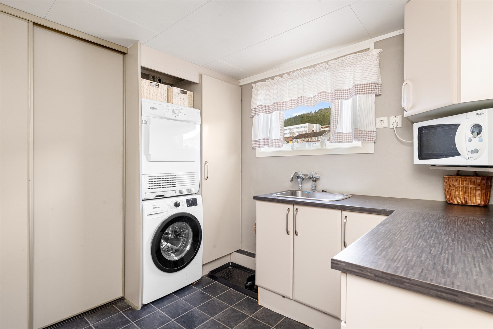 Praktisk vaskerom i 1. etasje Galleribilde