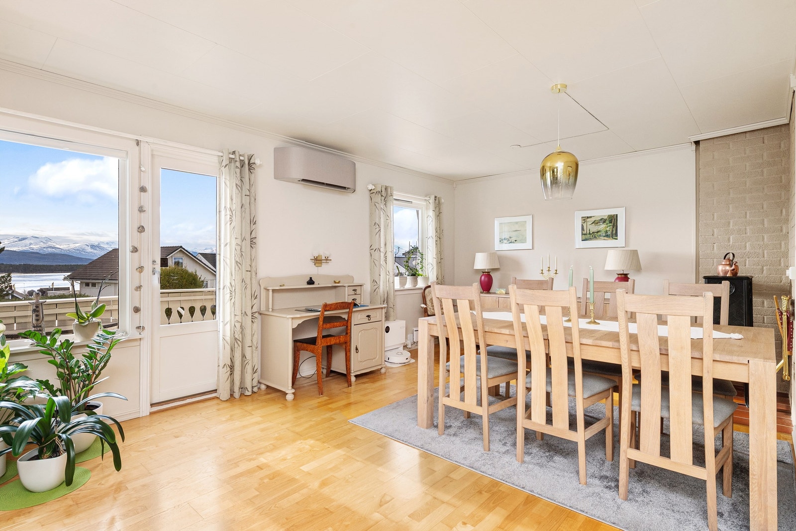 Fra stua er det utgang til veranda, terrasse og hage Galleribilde