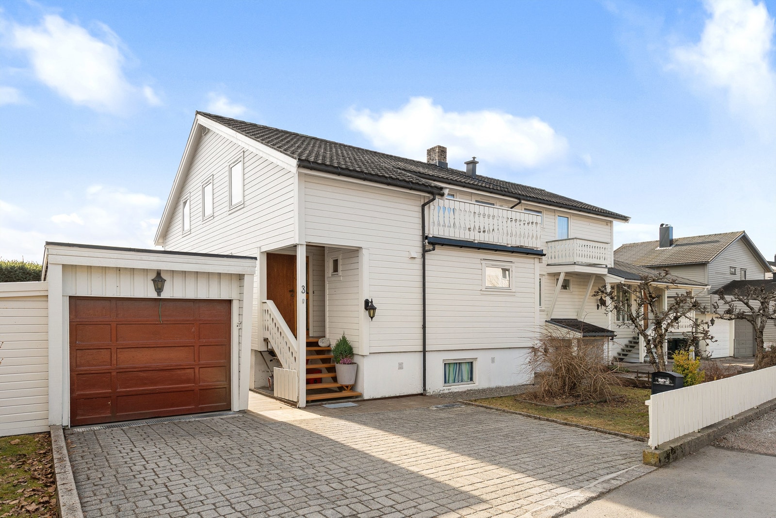 Det er innbydende inngangsparti og garasje mot nord Galleribilde