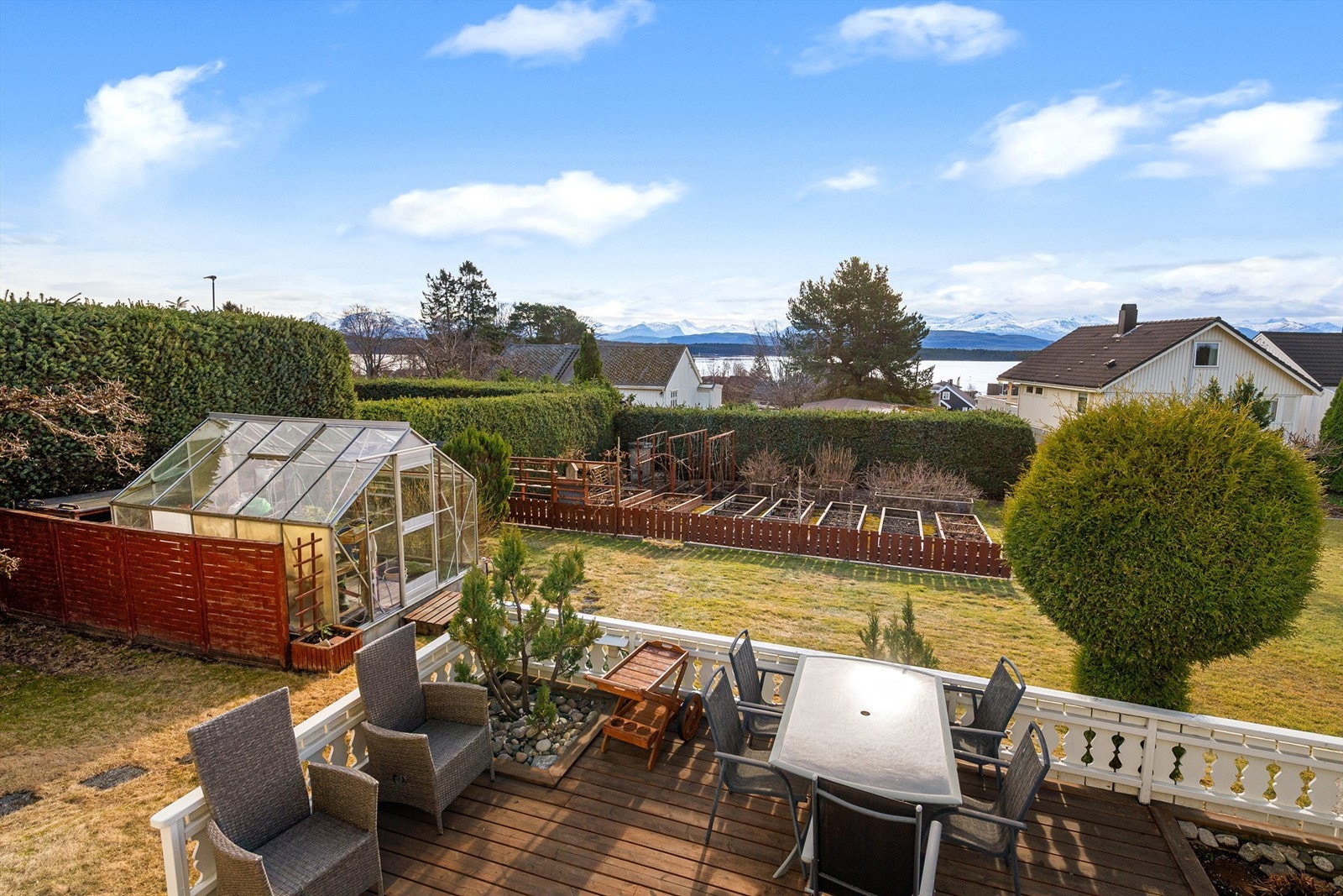 Det er oppført drivhus i hagen Galleribilde