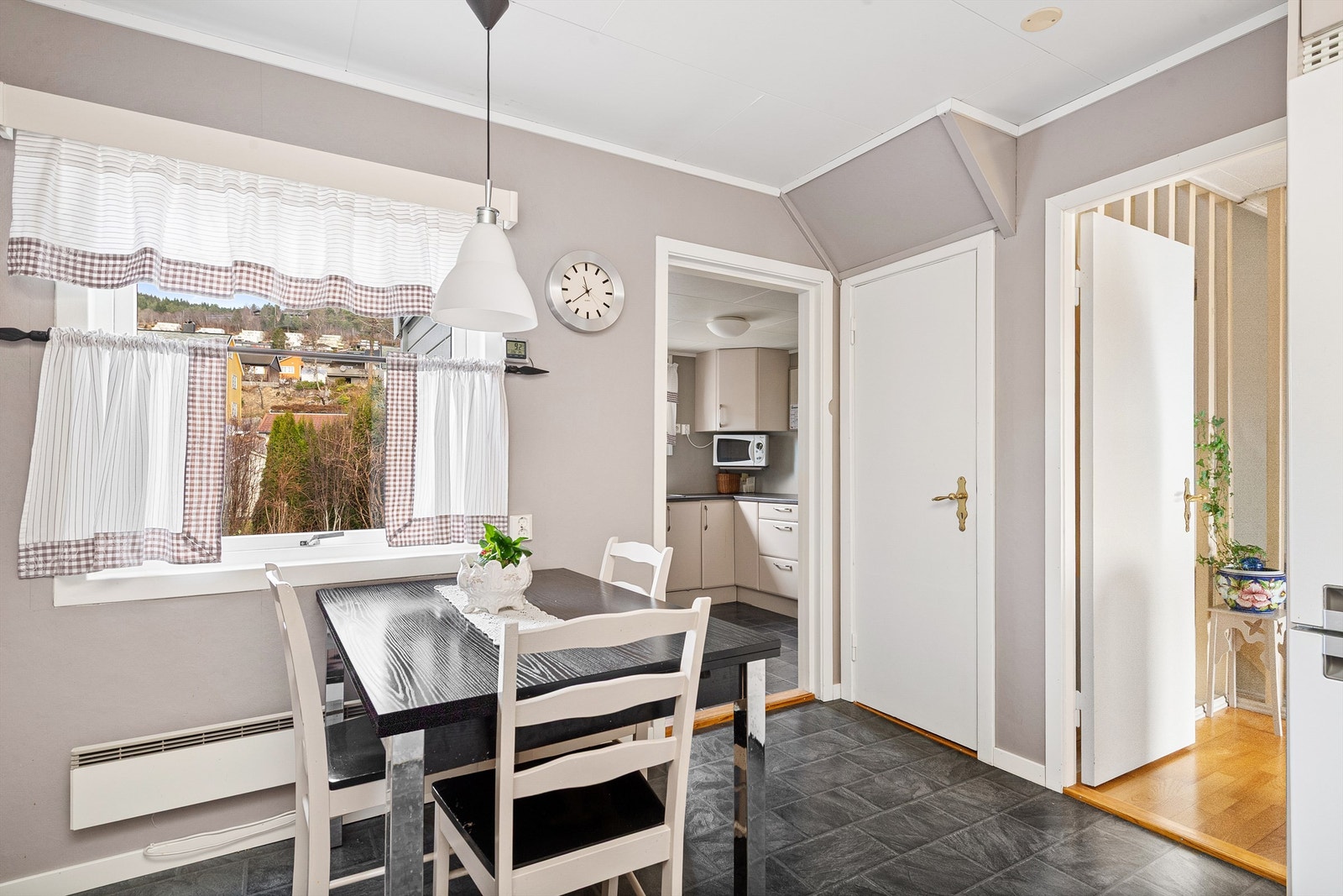 Plass til spisebord på kjøkken Galleribilde