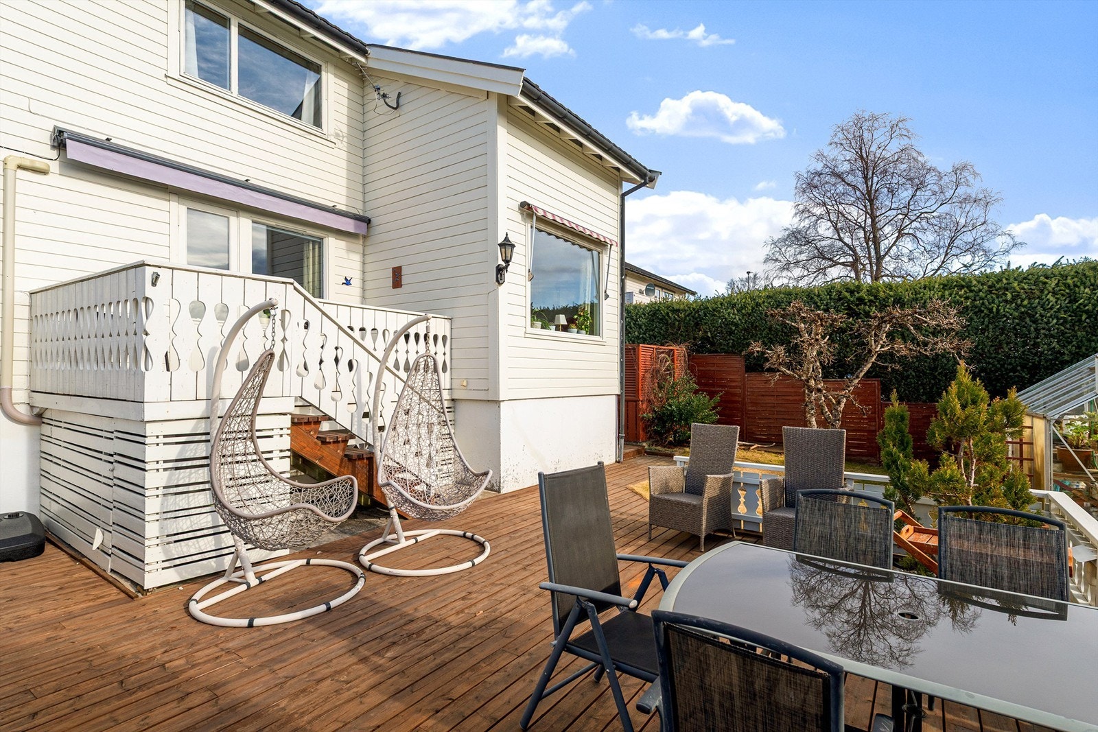 Romslig terrasse med gode møbleringsmuligheter Galleribilde