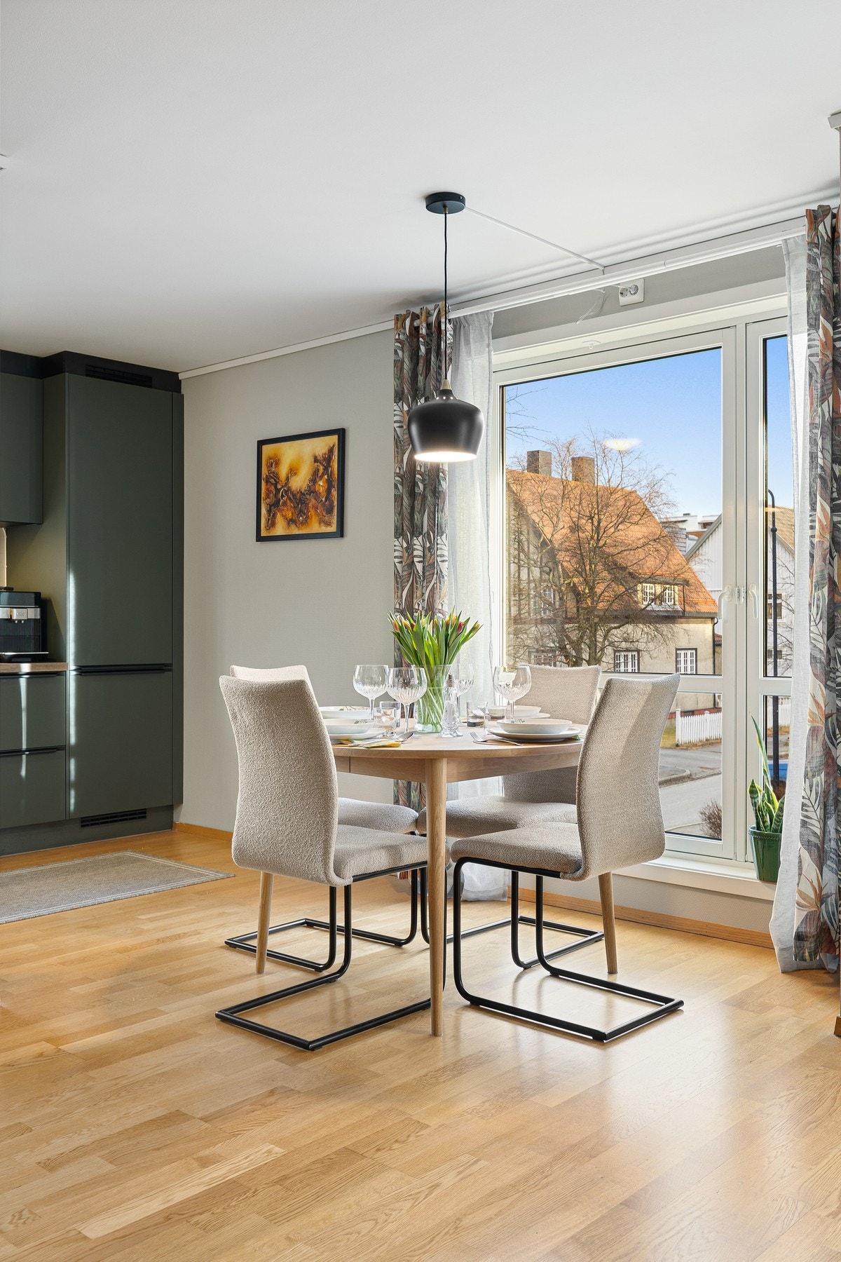 Praktisk plass til spisebord. Galleribilde