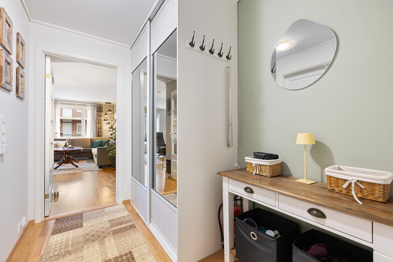 Praktisk skyvedørsgarderobe i gangen som gir rom for lagring. Galleribilde