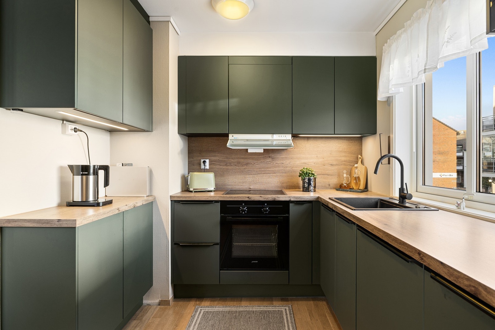 Stilren kjøkkeninnredning i moderne utførelse. Galleribilde