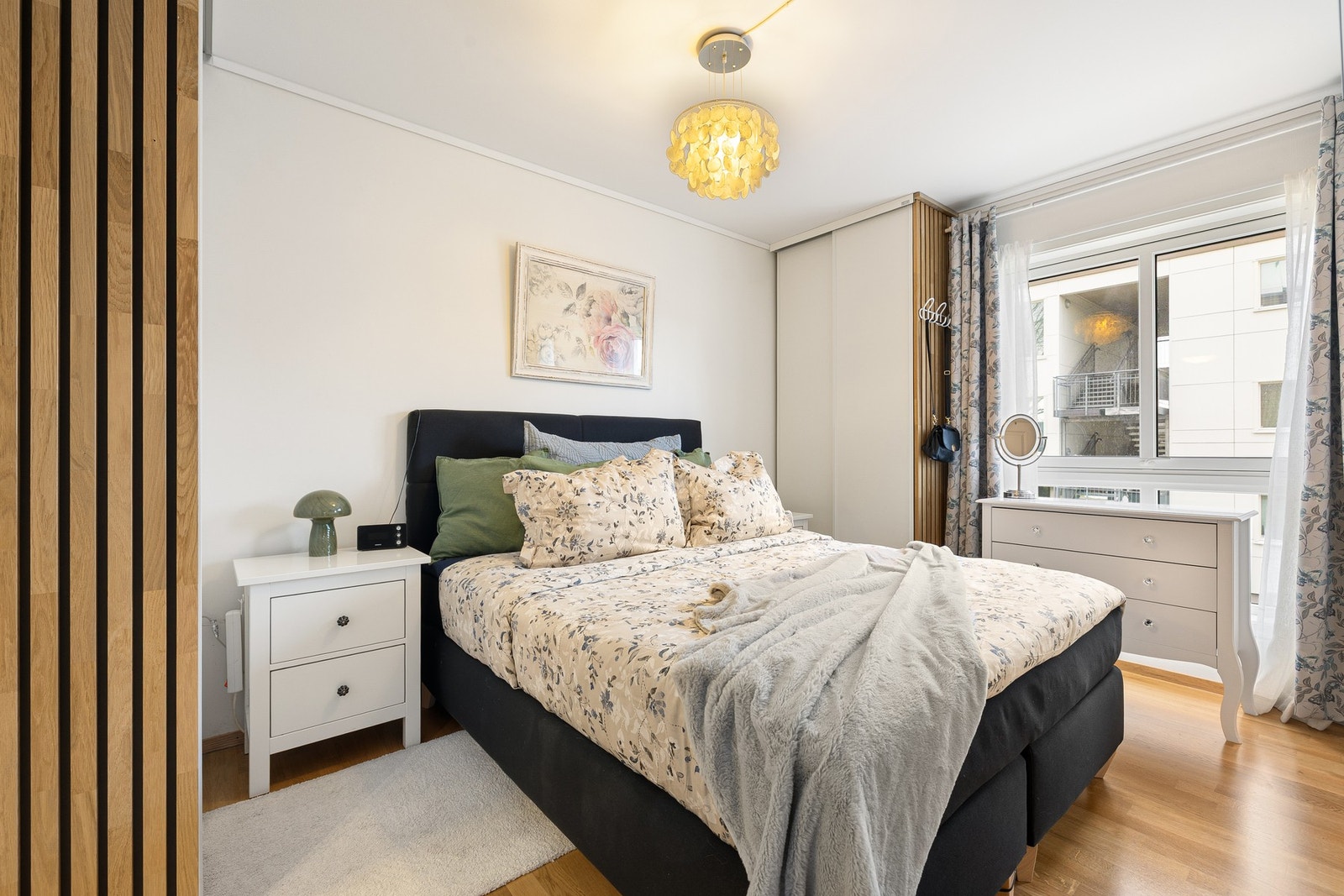 Stort soverom på 10,5 kvm.
Direkte adkomst fra bad fra soverom. Galleribilde