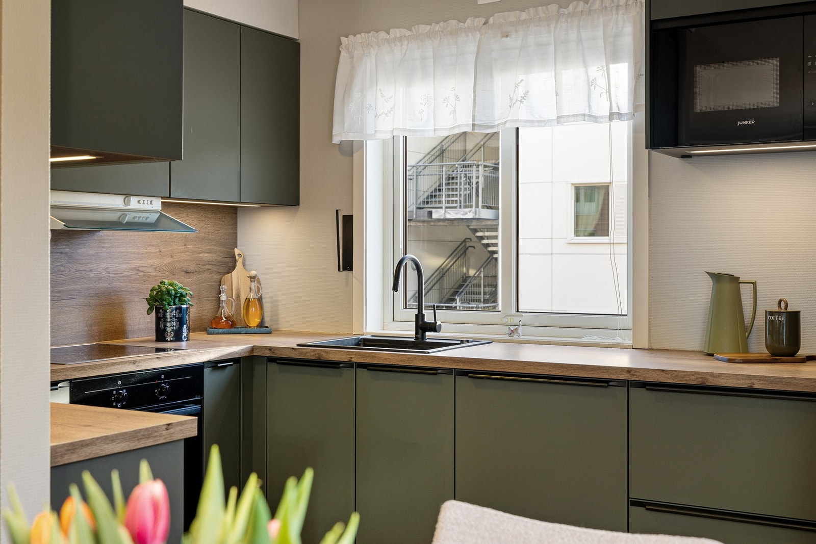 Kjøkkenet er innredet med mekanisk avtrekksvifte over stekesonen og opplegg for vaskemaskin. Galleribilde