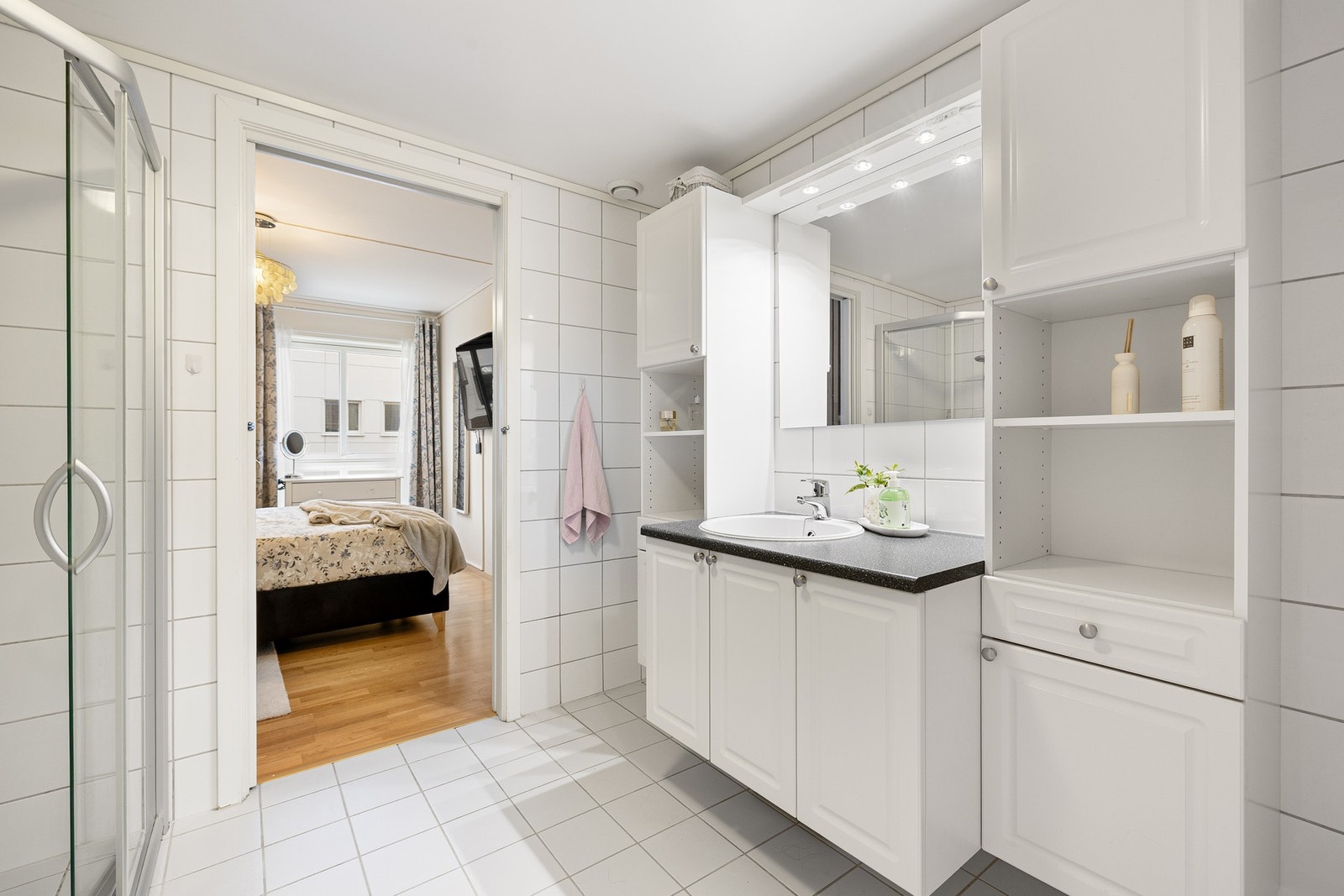 Badet er utstyrt med opplegg for vaskemaskin og dusjhjørne. Galleribilde