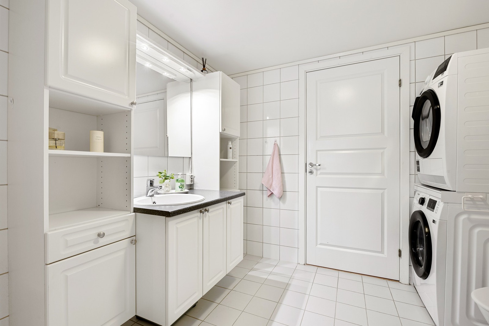 Lyst og pent flislagt bad på 6,5 kvm. Galleribilde