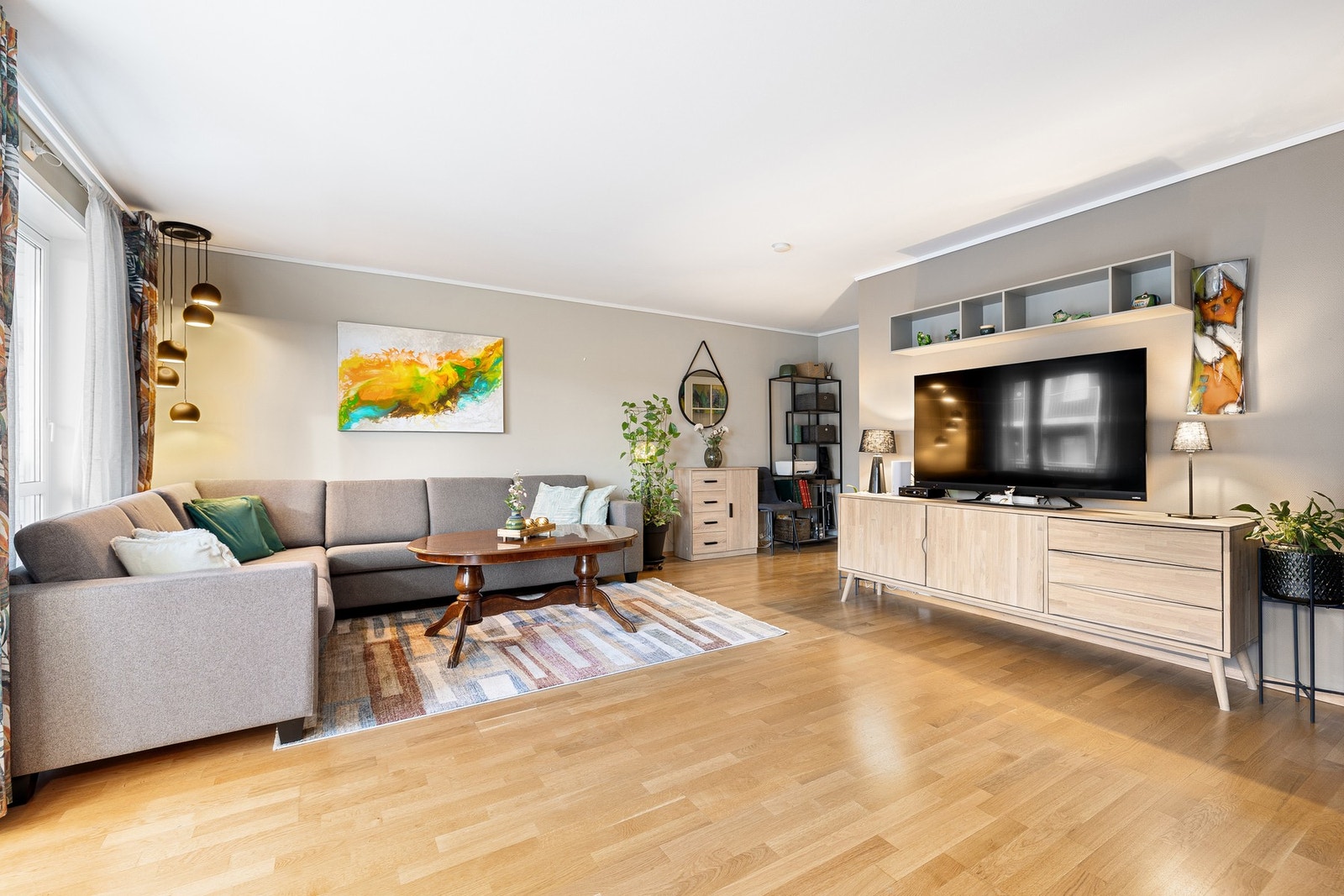 Rommet preges av stilrene og moderne fargevalg. Galleribilde