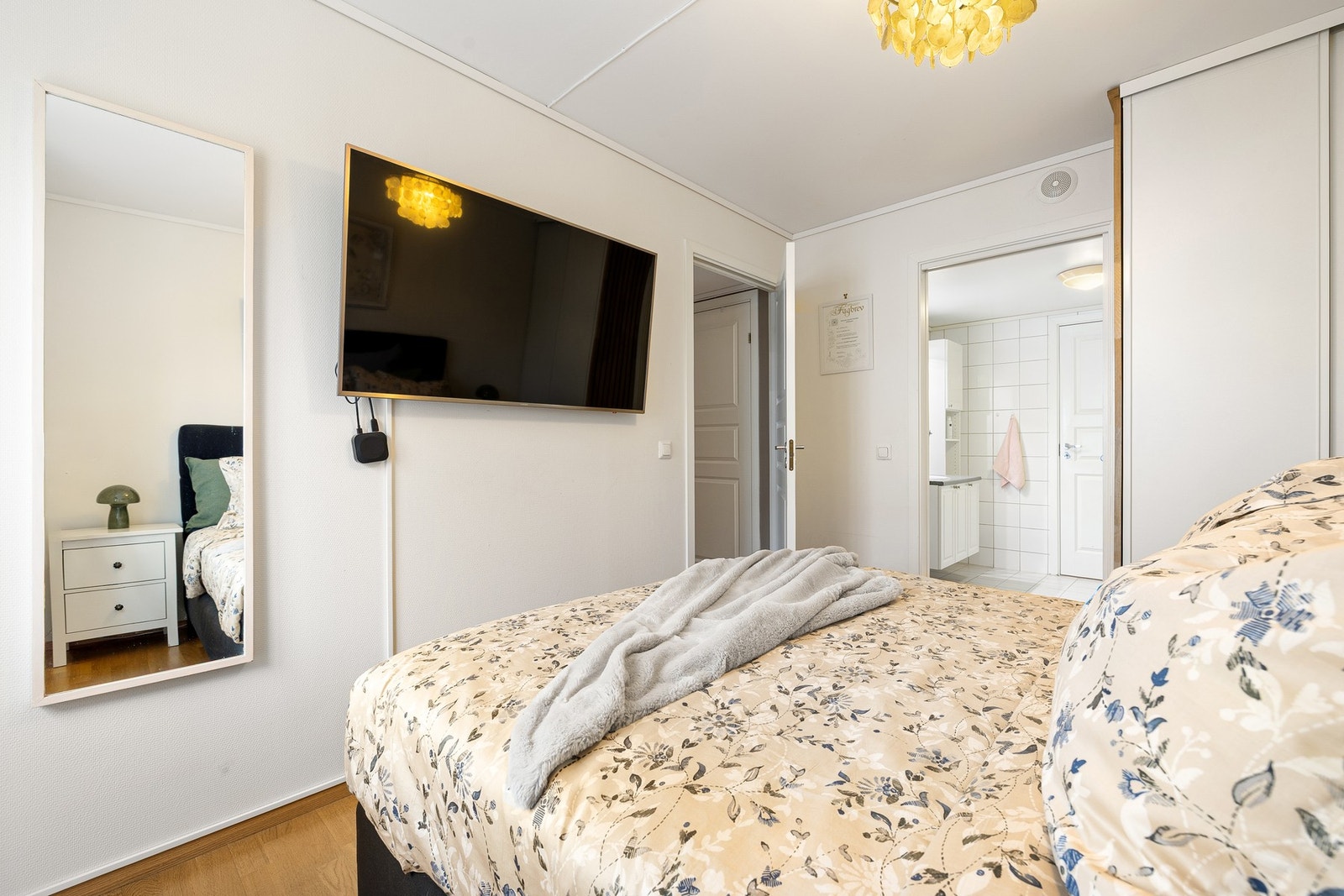 Utstyrt med skyvedørsgarderobe for oppbevaring. Galleribilde