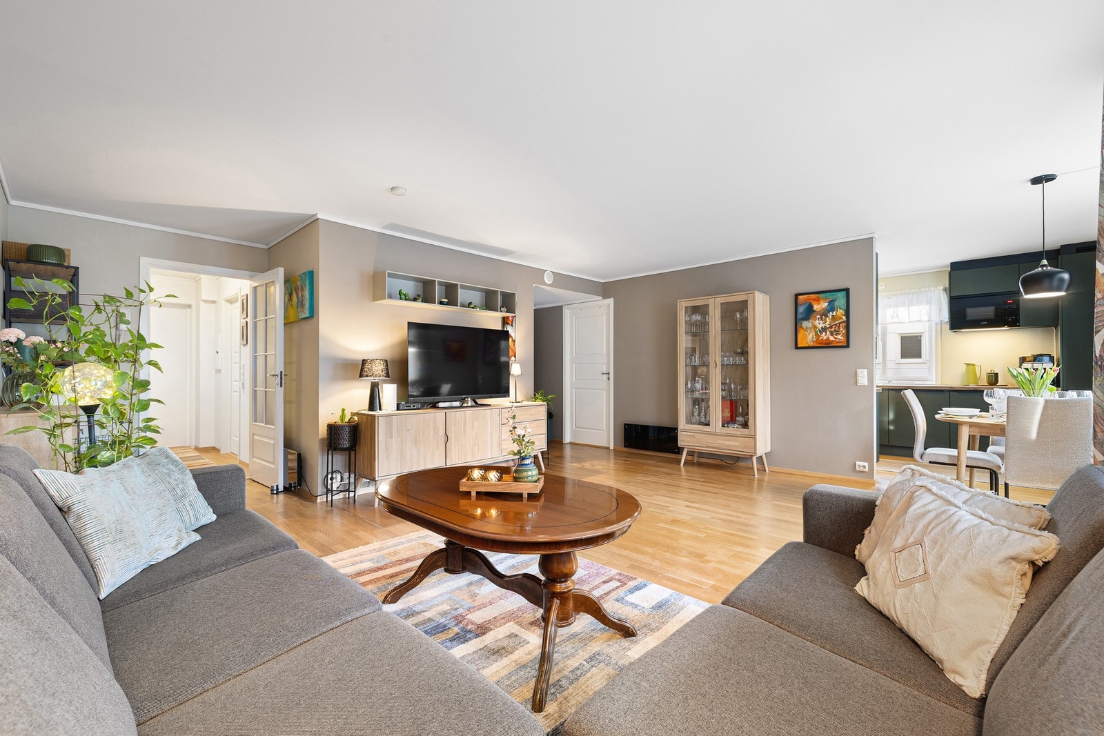 Stue med åpen planløsning som gir rommet en luftig atmosfære. Galleribilde