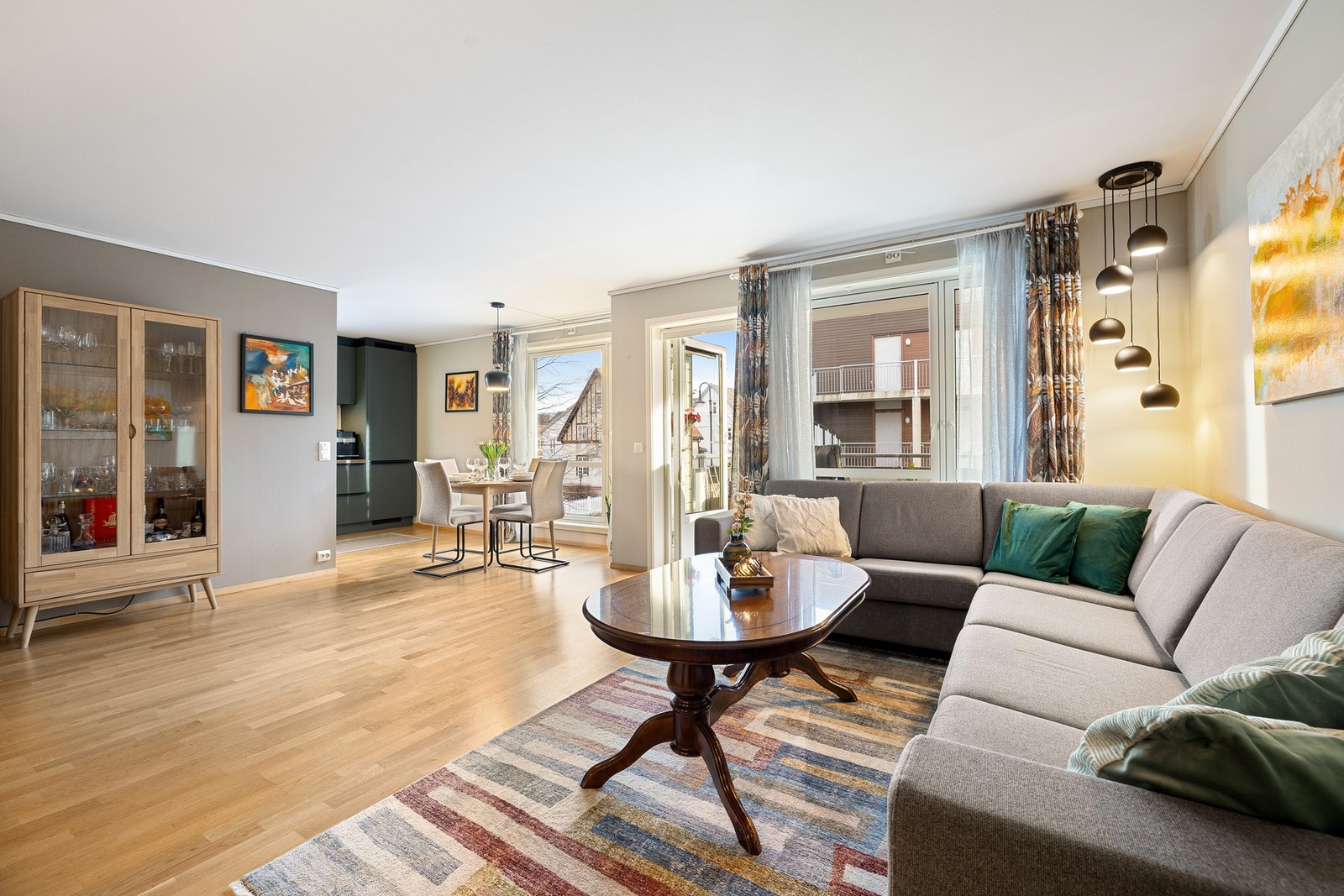 Store vindusoverflater som slipper inn rikelig med dagslys. Galleribilde