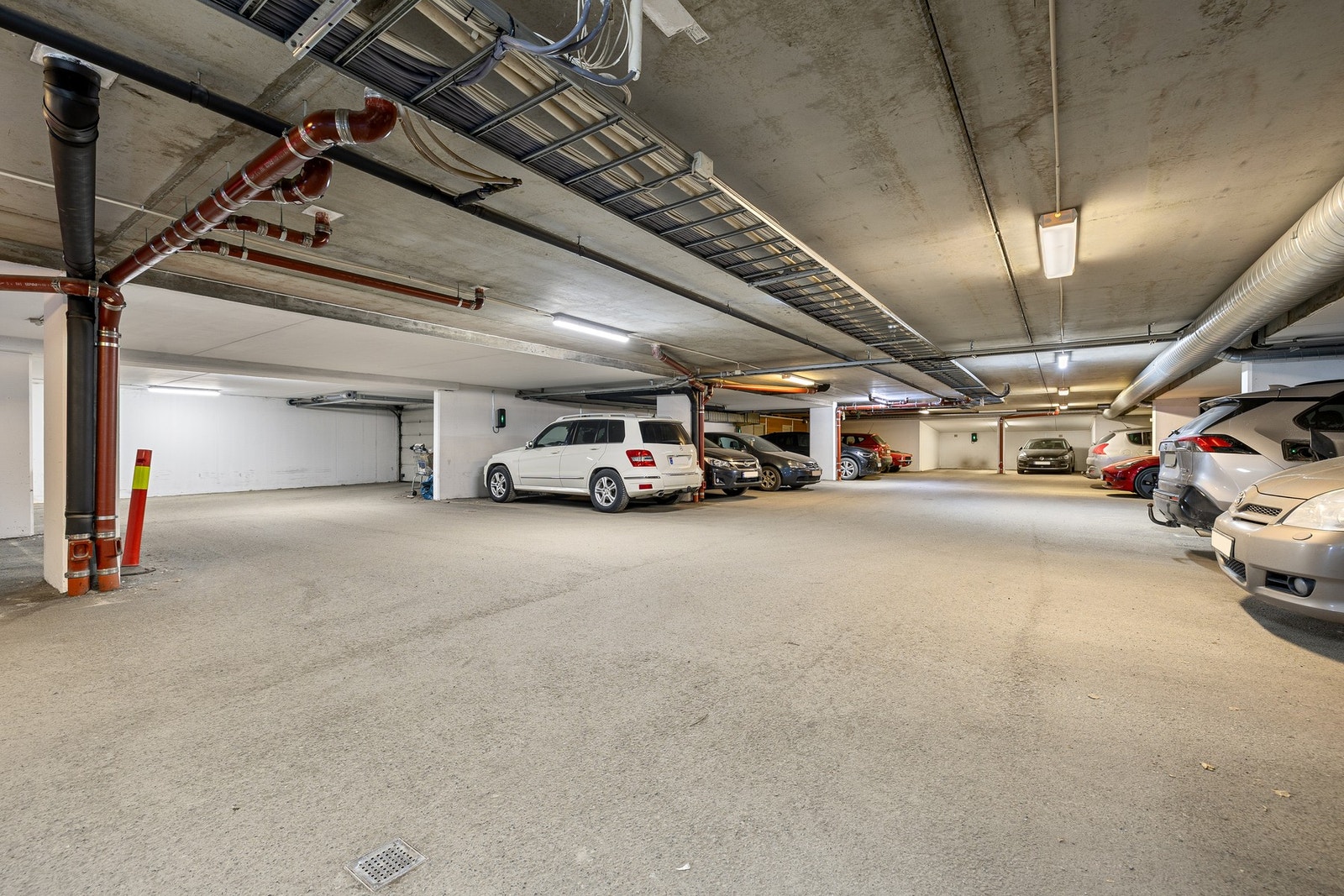 P-plass og sportsbod i parkeringskjeller. Enkel adkomst til leilighet med heis. Galleribilde