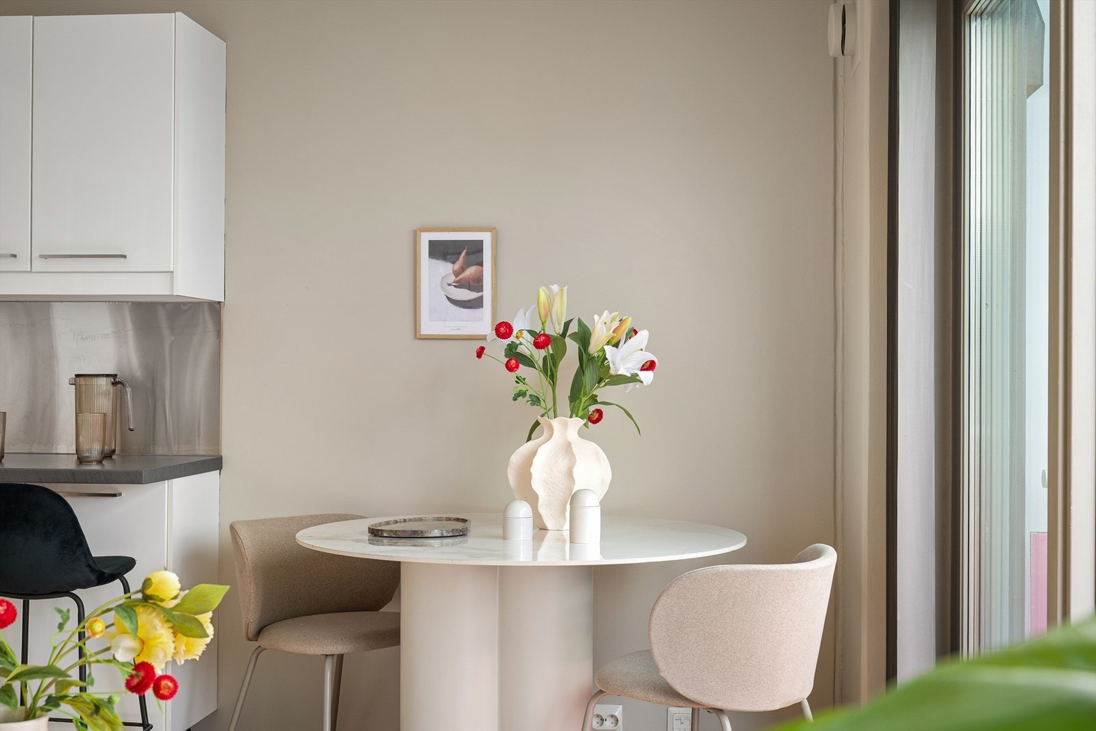 Plass til spisebord i tilknytning til kjøkkenet. Galleribilde