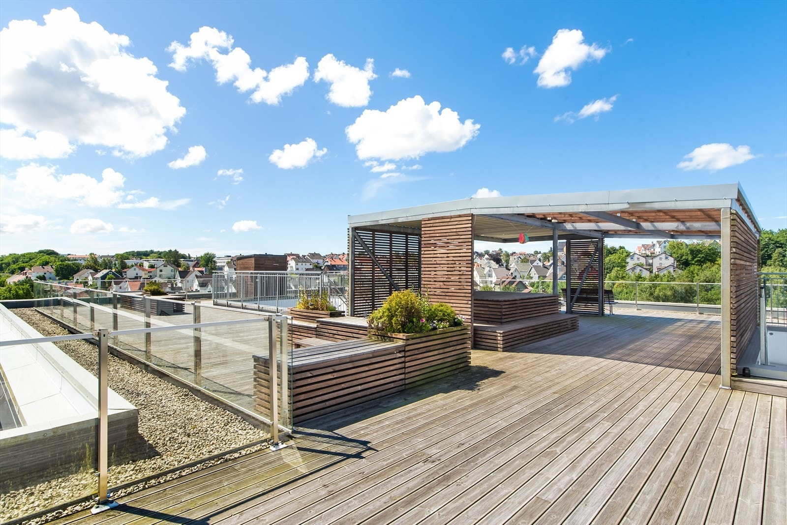 Leiligheten har tilgang til en felles takterrasse med gode solforhold hele dagen. Galleribilde