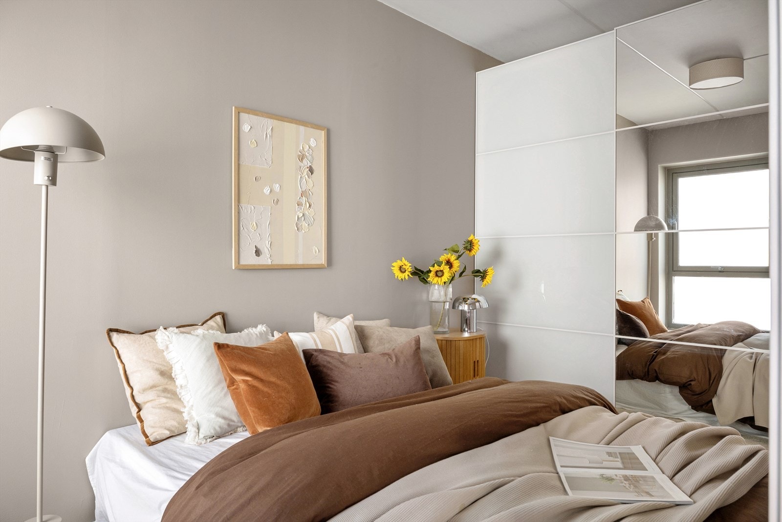 Leilighetens soverom er av god størrelse og har praktisk adkomst via plassbesparende skyvedører. Galleribilde