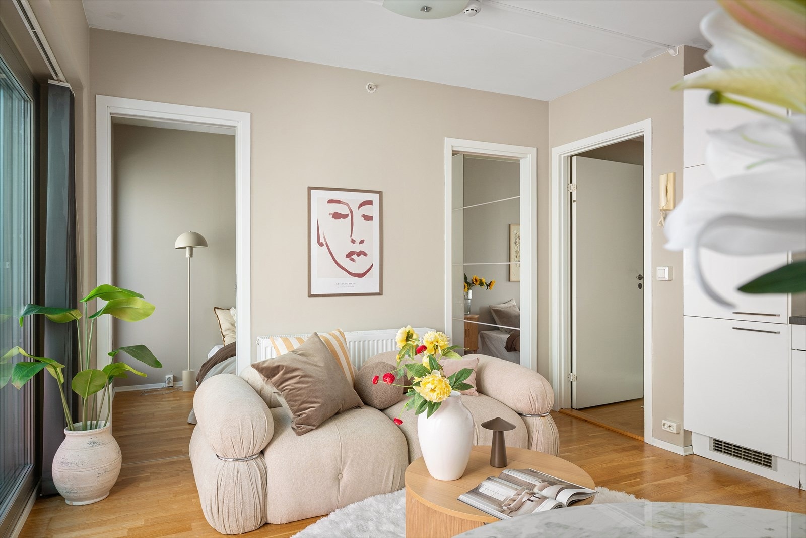 Leiligheten ligger i byggets øverste etasje og har utgang til en østvendt balkong. Galleribilde