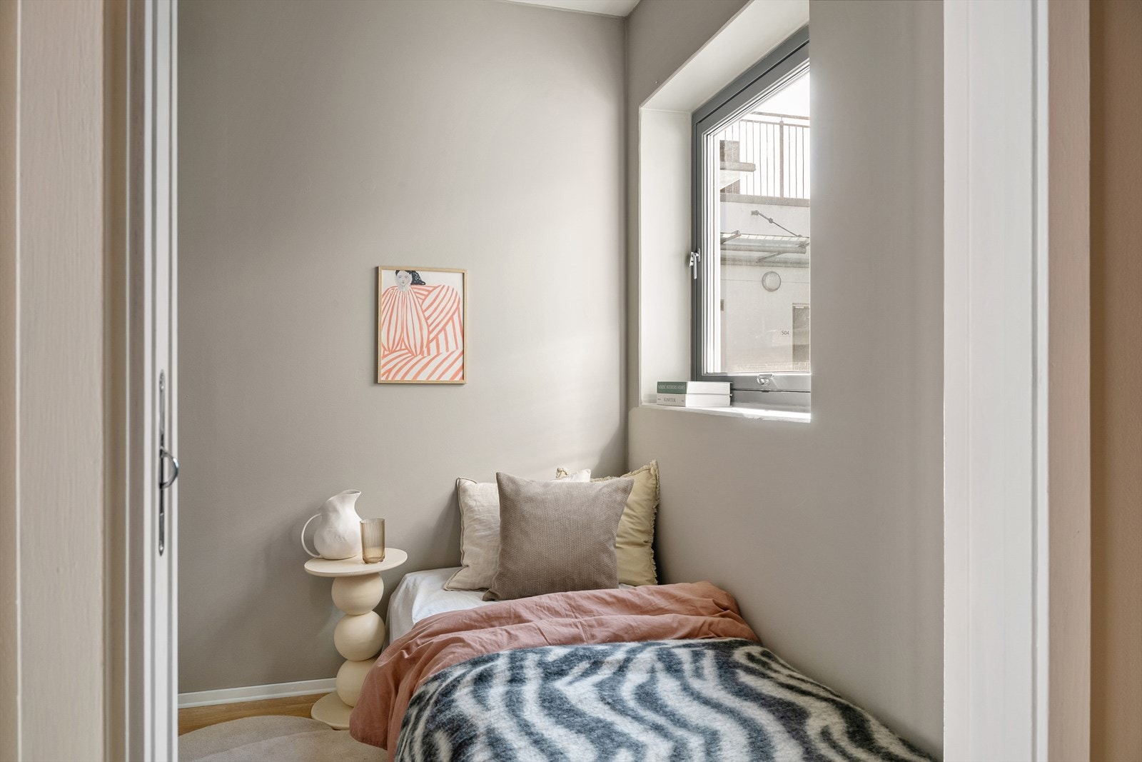 Innvendig bod som i dag er innredet som gjesterom. Ikke godkjent brukendret- se punkt ferdigattest. Galleribilde