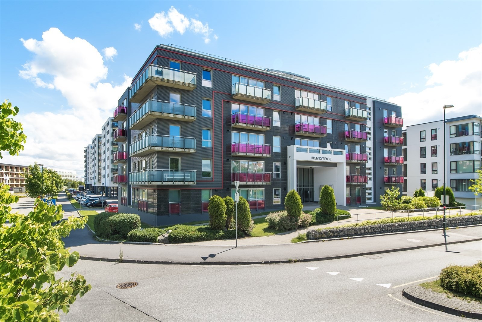 I nærområdet finnes dagligvarebutikker, kafeer, treningssentre og gode kollektivforbindelser. Galleribilde