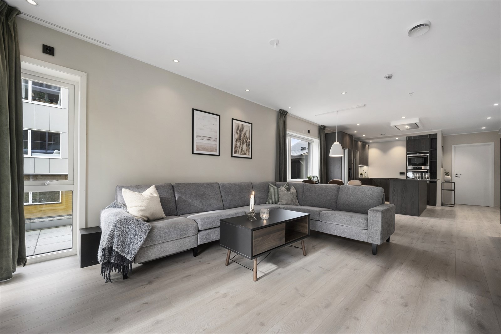 Rommet er romslig og har plass til sittegrupper. Galleribilde