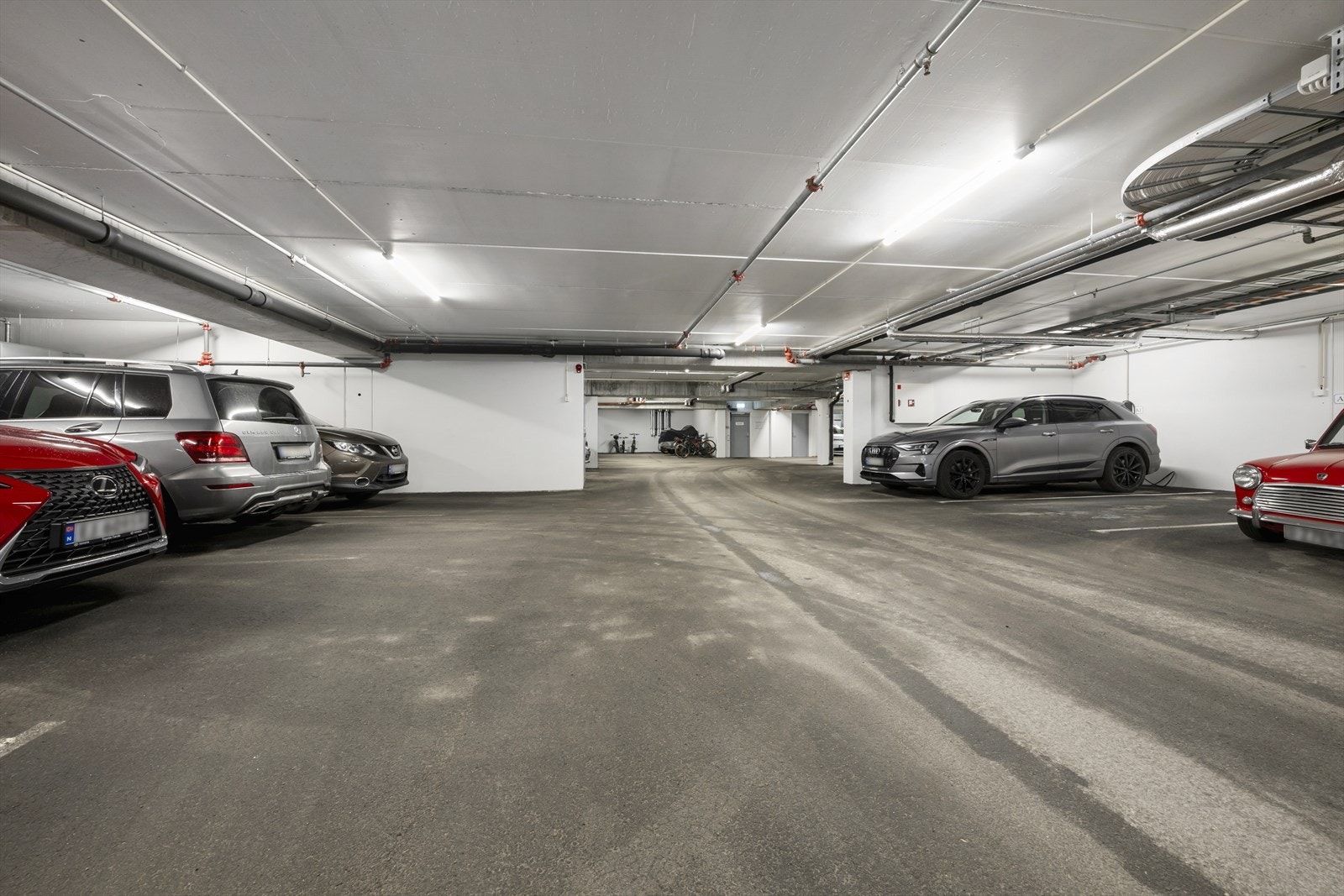 Leiligheten har plass i lukket garasjeanlegg med tilhørende bod. Parkeringsplassen har opplegg for lading av el-bil. Galleribilde
