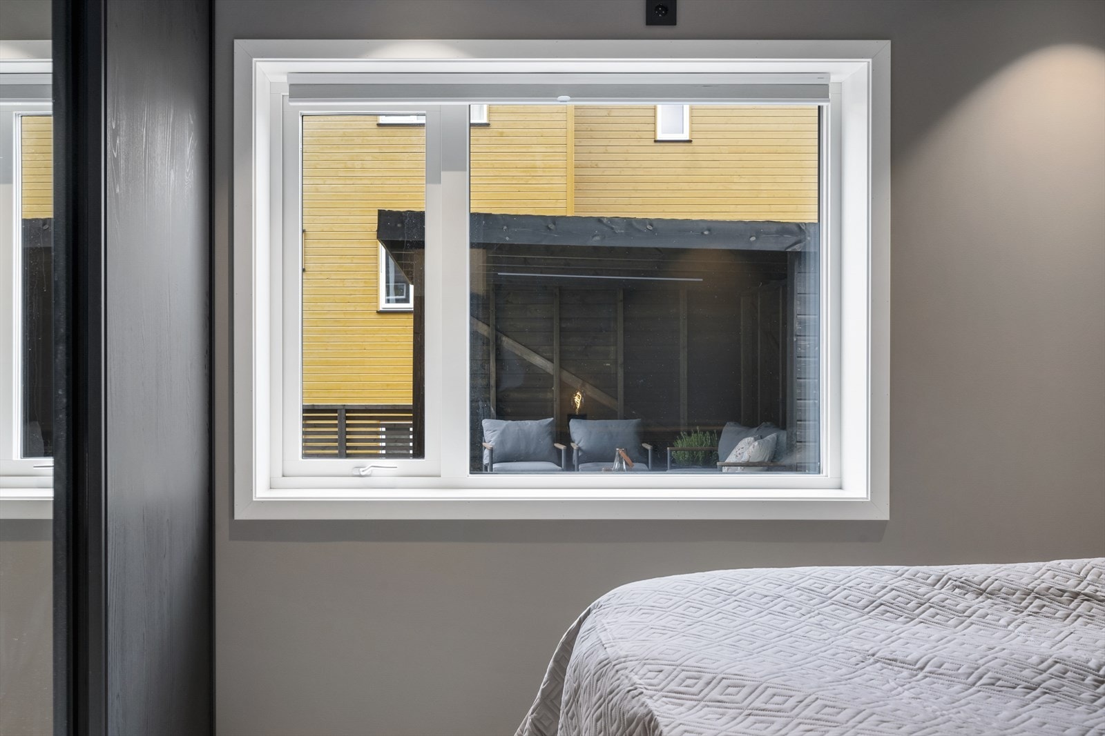 I hovedsoverommet er det en skyvedørsgarderobe med garderobeinnredelse samt veggmonterte nattbord. Galleribilde