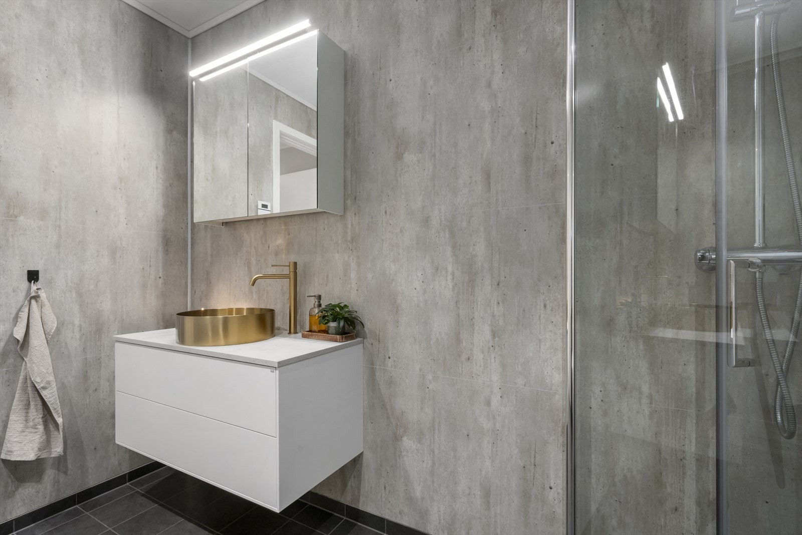 På badet er det flislagt gulv med vannbåren gulvvarme og varmekabler i gulv. Galleribilde
