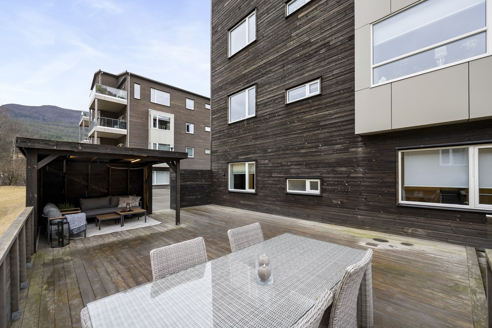 Leiligheten har terrassearelal på 82 kvm, med en gapahuk/utestue med takoverbygg. Galleribilde